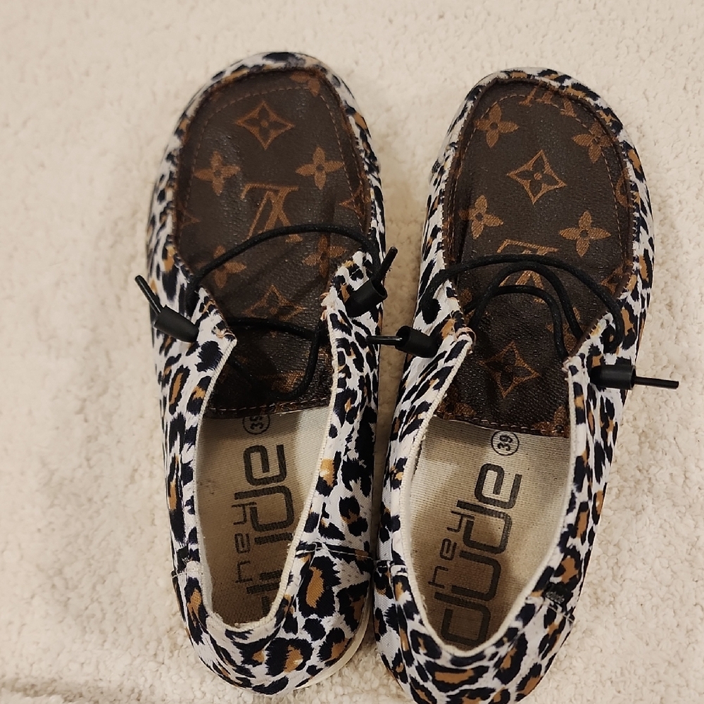 Hey Dude Leopard Print Womens Wendy W/LV Design. Sz. 39- 7.5-8  PRE-loved